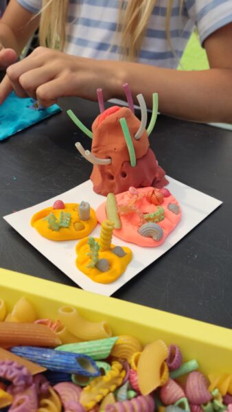 Artystyczne poranki – cykl międzypokoleniowych  warsztatów plastycznych na Rynku Łazarskim